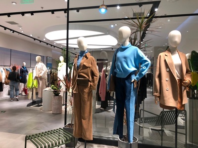 市場(chǎng)緩慢回暖，服裝行業(yè)離